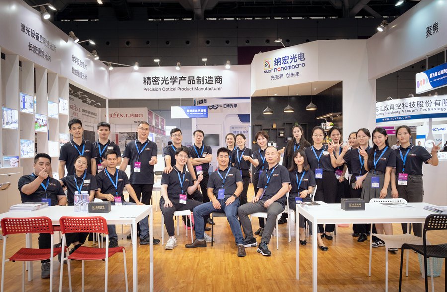 納宏員工濾光片合照 納宏員工濾光片合照